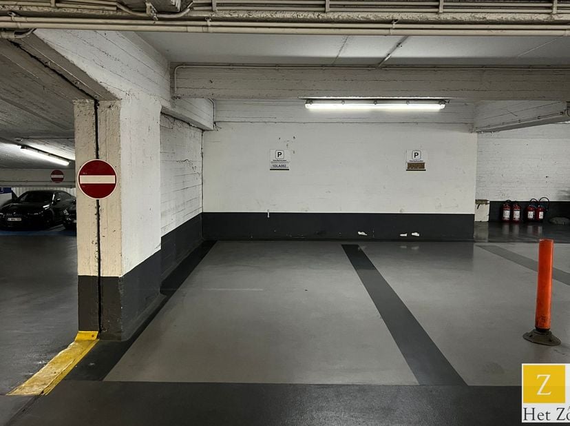 Gelijkvloerse staanplaats 105 zeer vlot inrijbaar - parking Inno Antwerpen.