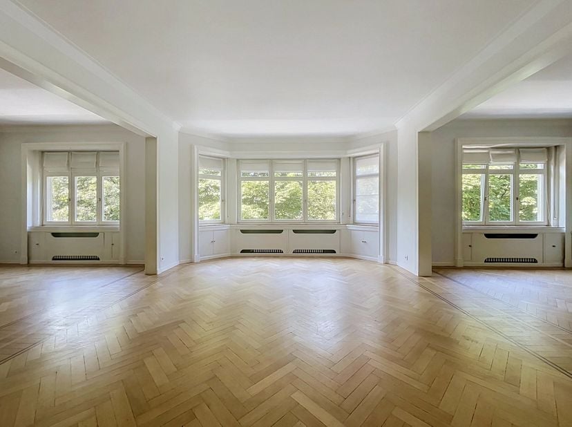 Barnes biedt u een prachtig appartement van 235 m² (volgens PEB) ideaal gelegen op een steenworp afstand van het Bos van Cambre, op de prestigieuze Lo