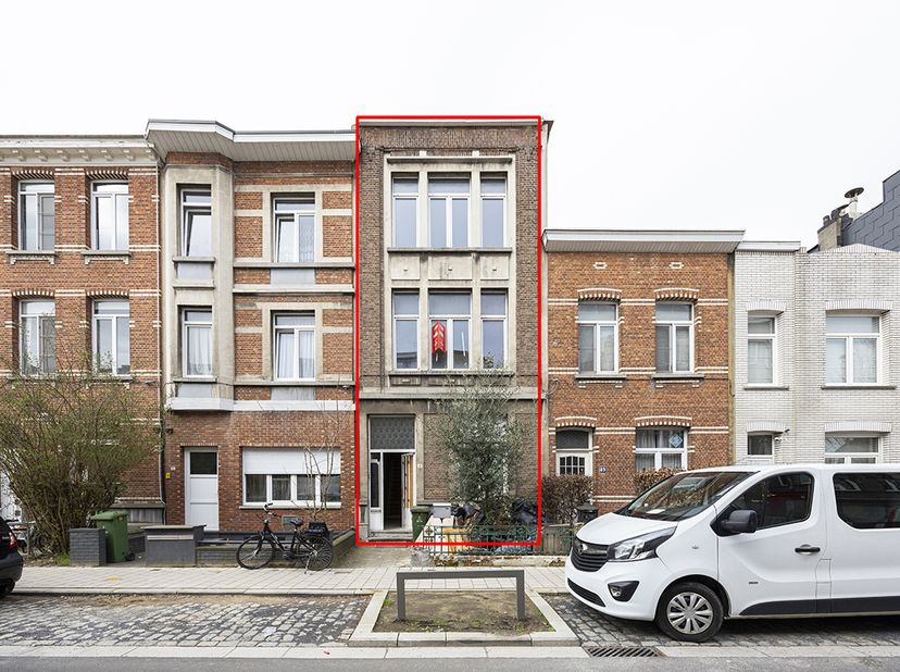 VERDER TE RENOVEREN RIJWONING -<br />
<br />
Mooi en rustig gelegen.<br />
Verder af te werken.<br />
Gezellige straat.<br />
Keuken reeds geïnstallee