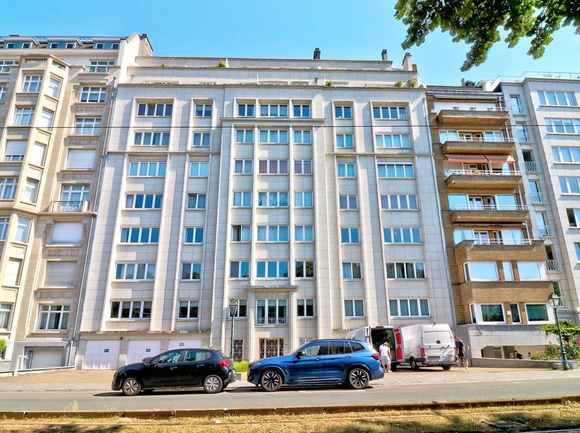 Prachtig appartement van ca. 115 m² woonoppervlak, volledig gerenoveerd, bestaande uit:<br />
- een inkomhal (4,2 m²) met tegelsvloer ,<br />
- een na
