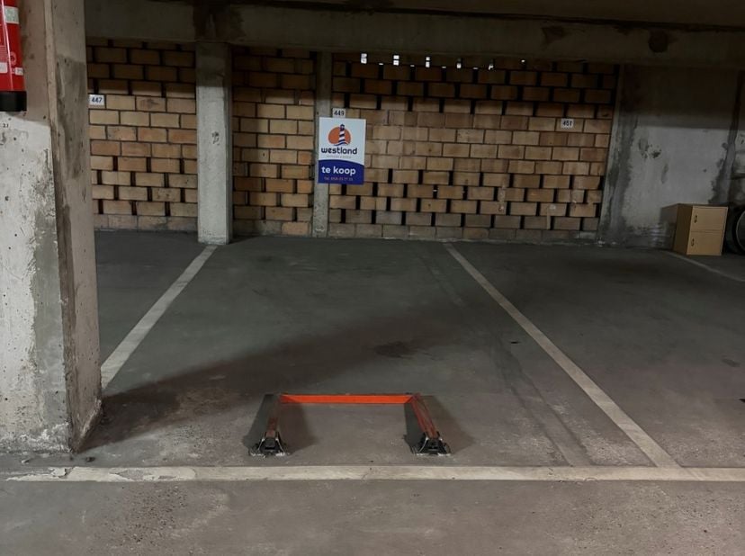Dans la très recherchée Residentie Santhooft, nous vous proposons un emplacement de parking ouvert en sous-sol, situé au niveau -2.<br />
<br />
Cet e