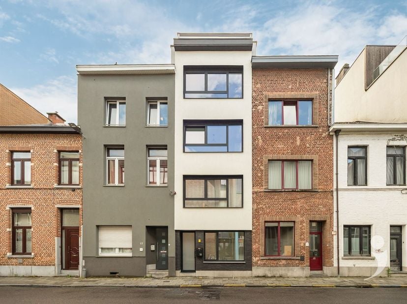 Immeuble de rendement très bien situé avec 8 belles chambres d'étudiants.<br />
Cet immeuble de grande qualité et très bien entretenu est situé au mi