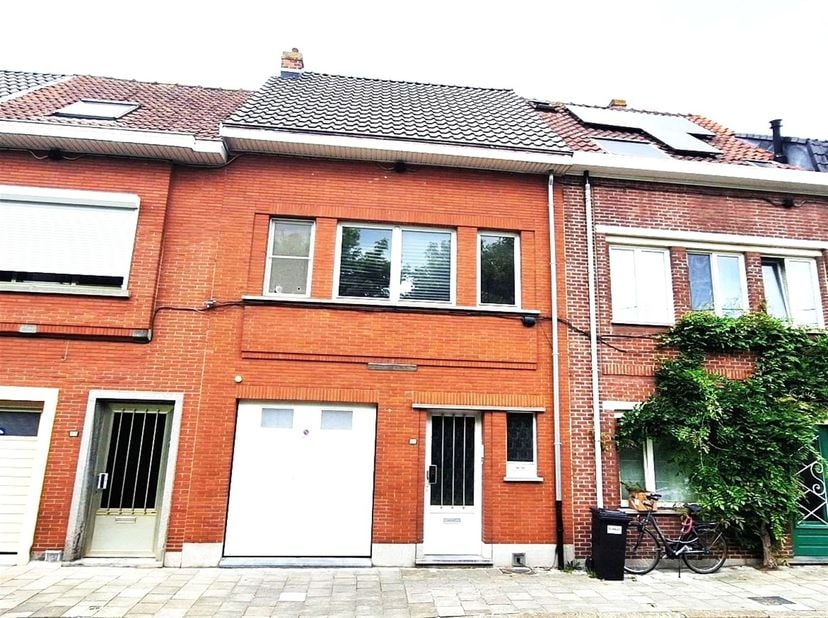 INSTAPKLARE RIJWONING MET AANGENAME TUIN AAN DE STADSRAND VAN GENT. Deze gerenoveerde woning wacht op u , en uw dromen... <br />
Werd in 2014 grondig