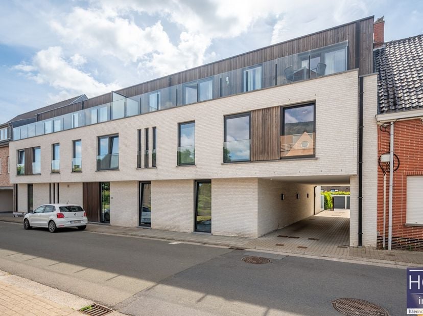 De ligging<br />
Dit nieuwbouw BEN-appartement is gelegen in het centrum van Kruishoutem op wandelafstand van allerhande winkels, horeca, alsmede het