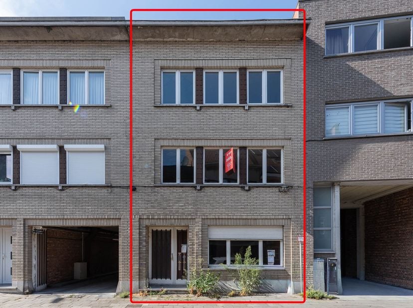 APPARTEMENTSGEBOUW<br />
<br />
Een te renoveren appartementsgebouw met 3 appartementen en 3  achterliggende garageboxen. Een uitstekende opportunitei
