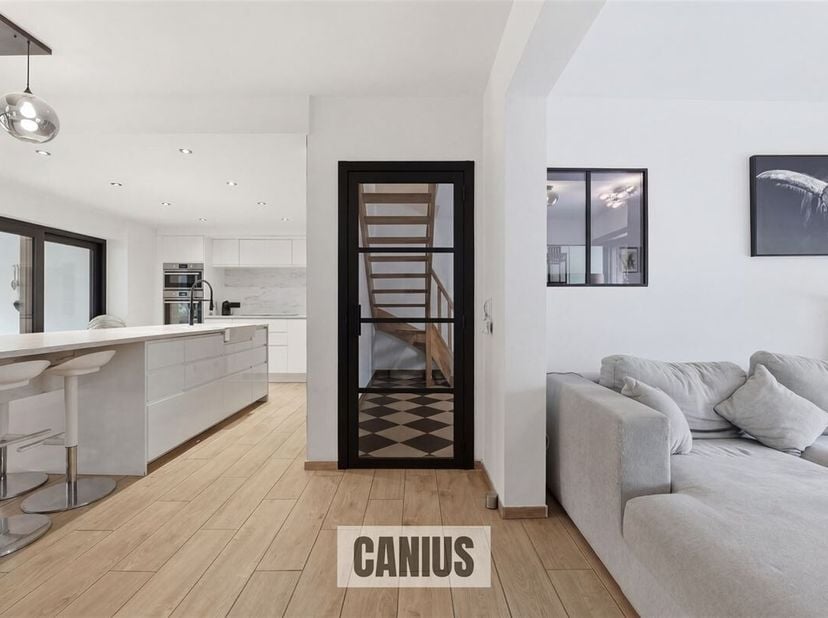 GERENOVEERDE OPEN BEBOUWING MET VIER SLAAPKAMERS<br />
Deze prachtige vrijstaande woning uit de jaren 60 onderging in 2024 een grondige en kwalitatiev