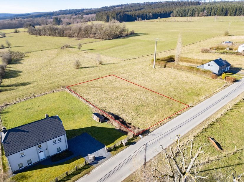 ERA B-LUX heeft het genoegen u dit prachtige, vlakke perceel van 1.154 m² aan te bieden, gelegen in Bérismenil, in de gemeente La Roche-en-Ardenne.Het