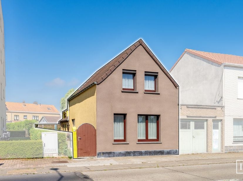 Deze gezellige woning met zonnige tuin is gelegen op wandelafstand van het centrum van De Haan. De woning omvat een inkomhal, een keuken, een vernieuw