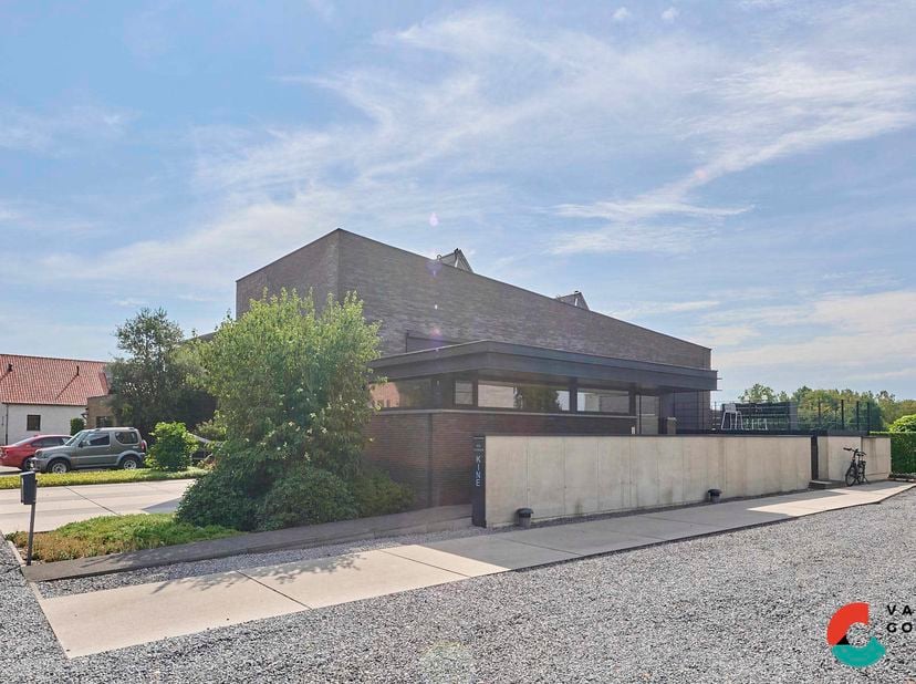 Moderne villa met praktijkruimte, 3 slaapkamers en prachtig vrij uitzicht. Deze unieke villa heeft veel meer te bieden dan de doorsnee woning. De woni