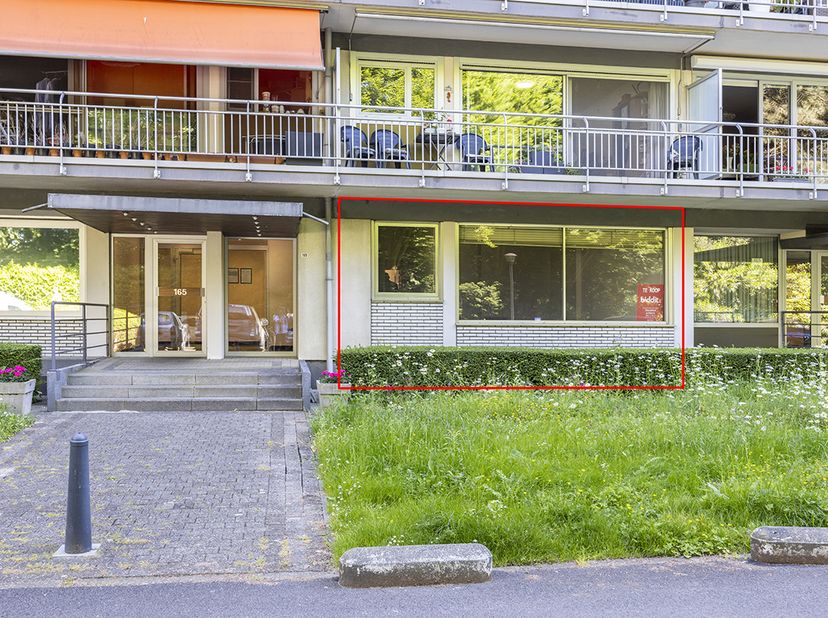 GELIJKVLOERS APPARTEMENT MET TUIN -<br />
<br />
In de residentie "Mariahof B".<br />
Omvattende: hall, living, keuken, 2 slaakamers, badkamer, wc, ke