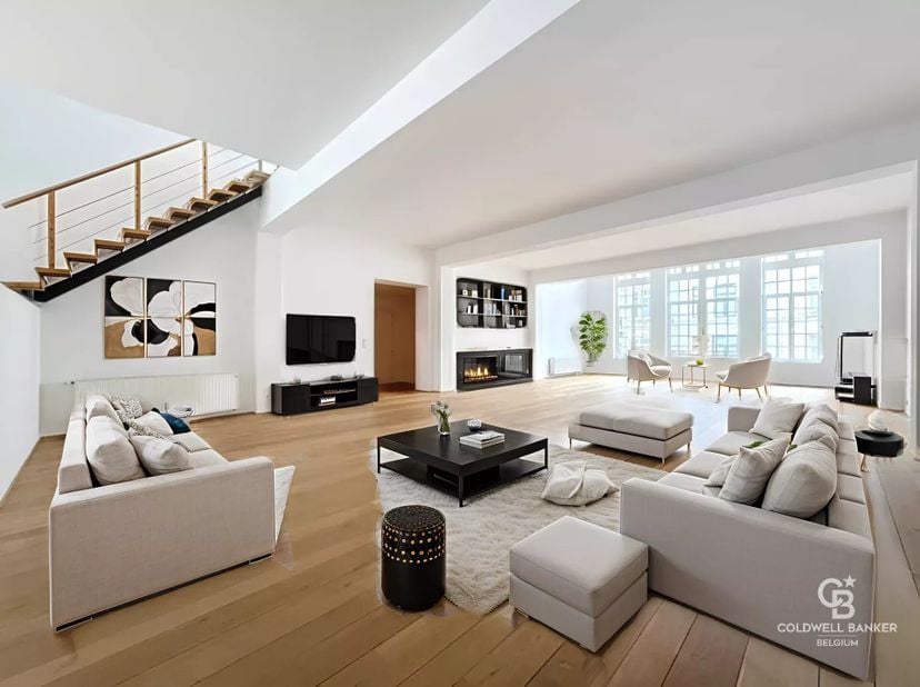 Unique triplex style loft de +-388 m² 2ème occupation après rénovation. Ce logement se compose d'un hall d'entrée avec placards et wc, spacieux living