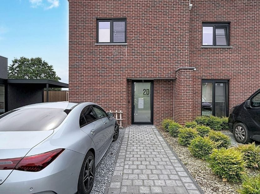 Bent u op zoek naar een moderne en energiezuinige woning in een rustige omgeving? Deze halfopen bebouwing in Bree biedt alle comfort voor aangenaam wo