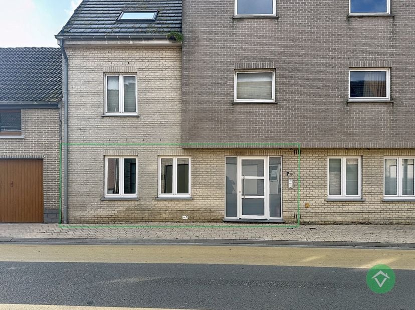 Op zoek naar een comfortabel en zonnig appartement op een vlotte ligging? Dan is dit instapklare gelijkvloers appartement in Gistel precies wat u zoek