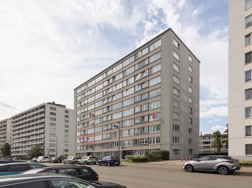RUIM APPARTEMENT MET 2 GARAGES - <br />
<br />
Appartement centraal gelegen met gunstig EPC.<br />
Omvattende: eet-en zitplaats, keuken, badkamer, hal