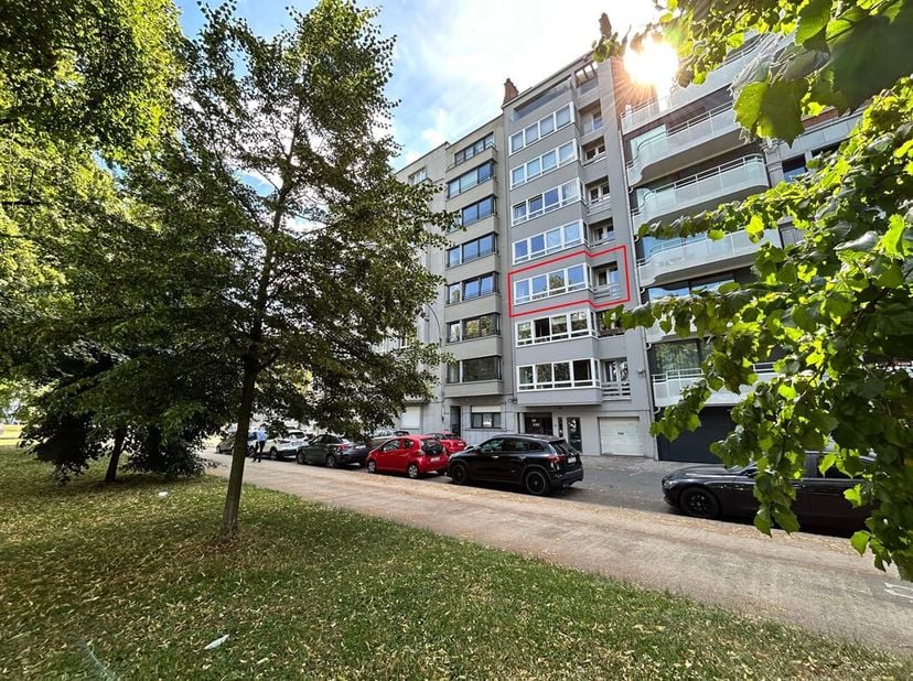Idéalement situé sur l'un des boulevards les plus appréciés de la ville, en bord de Meuse et à proximité immédiate du centre-ville, cet appartement au