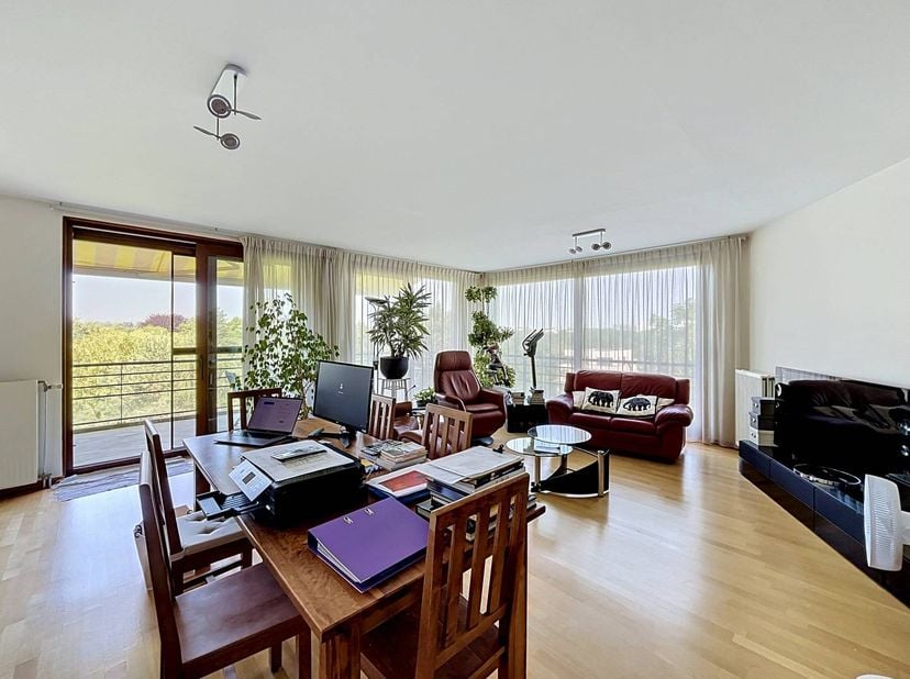 Ontdek dit prachtige appartement van 133 m², gelegen op de 5e verdieping van een uitstekend beheerd gebouw in de Konkelstraat te Sint-Lambrechts-Woluw