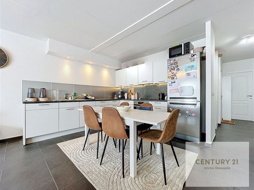 Century 21 Immo Dewaele presenteert u met veel plezier dit prachtige appartement met 3 slaapkamers, gelegen op het kruispunt van de gemeenten Braine-l