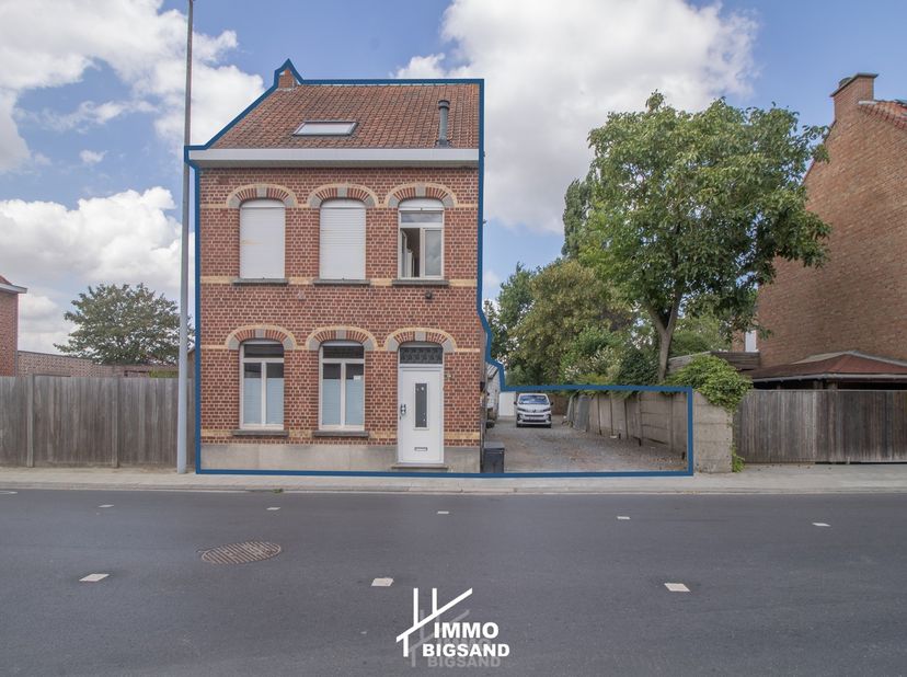 Deze halfopen woning is gelegen op een perceel van 385 m² en beschikt over een bewoonbare oppervlakte van 193 m².<br />
Momenteel telt de woning vier