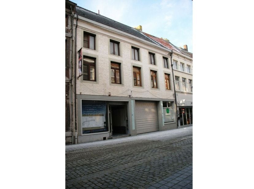 Belle propriété commerciale historique d'environ 700 m2 sur la Bosstraat de Maaseik. <br />
Disposition:<br />
- Espace commercial de plain-pied de 34