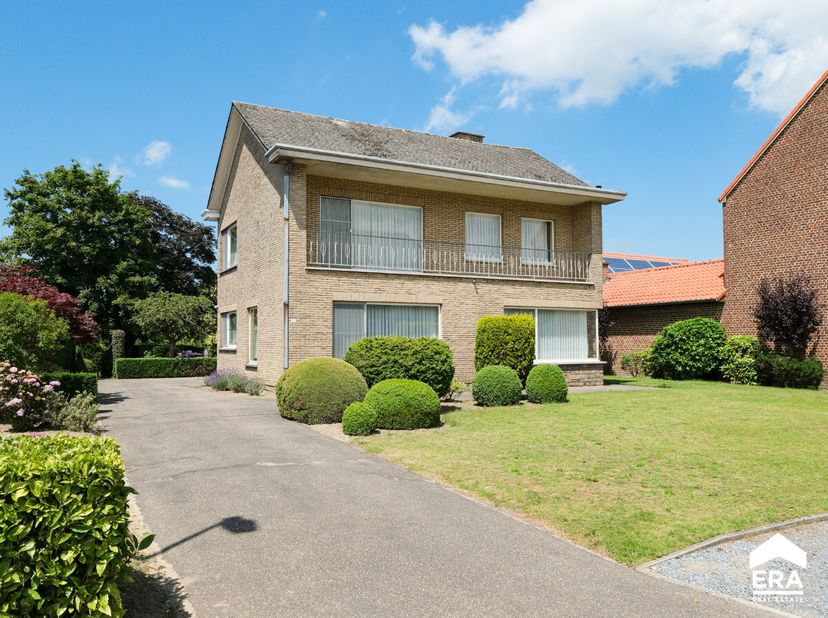 Deze goed onderhouden woning biedt heel wat potentieel voor wie op zoek is naar een gezinswoning die je volledig naar eigen smaak kan opfrissen. Dankz
