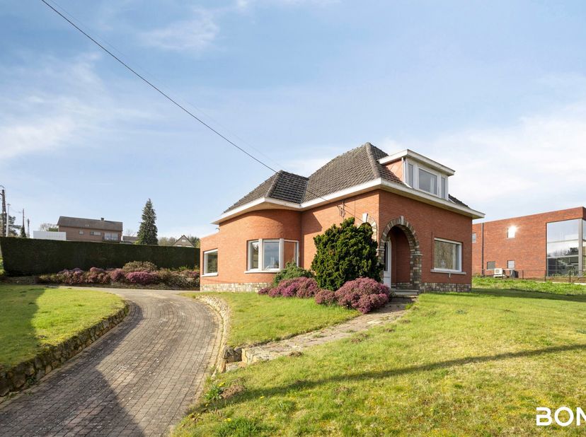 In Aarschot bevindt zich deze vrijstaande woning met tal van mogelijkheden, gelegen op een aangenaam perceel.<br />
Bij het betreden van de woning kom