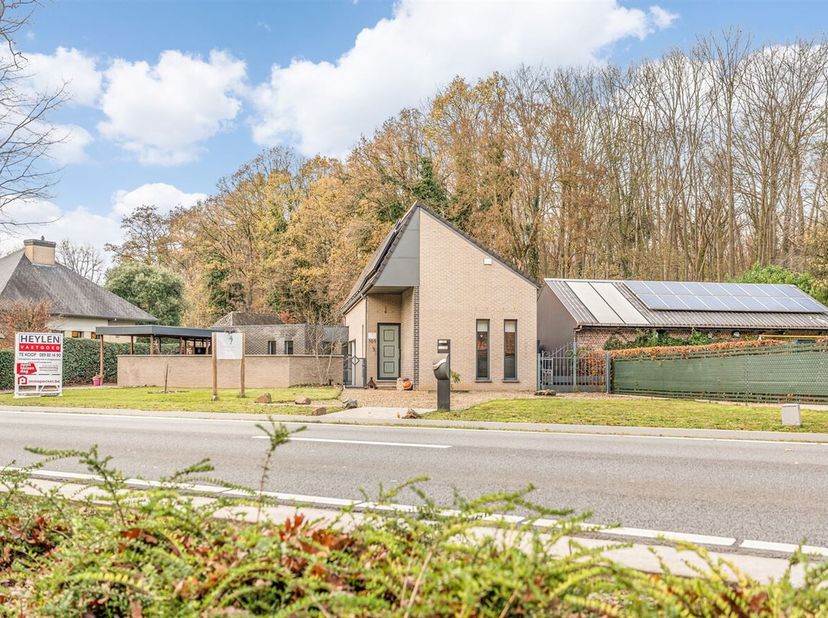 Instapklare woning met topligging in As!<br />
Deze prachtige woning is gelegen in het rustige en groene As,  met een bewoonbare oppervlakte van 238 m