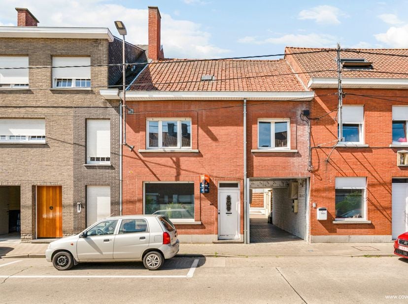 Gezinswoning met 3 slaapkamers en dubbele garage in Roeselare<br />
<br />
Deze gezinswoning biedt een praktische indeling, een uitstekende ligging en