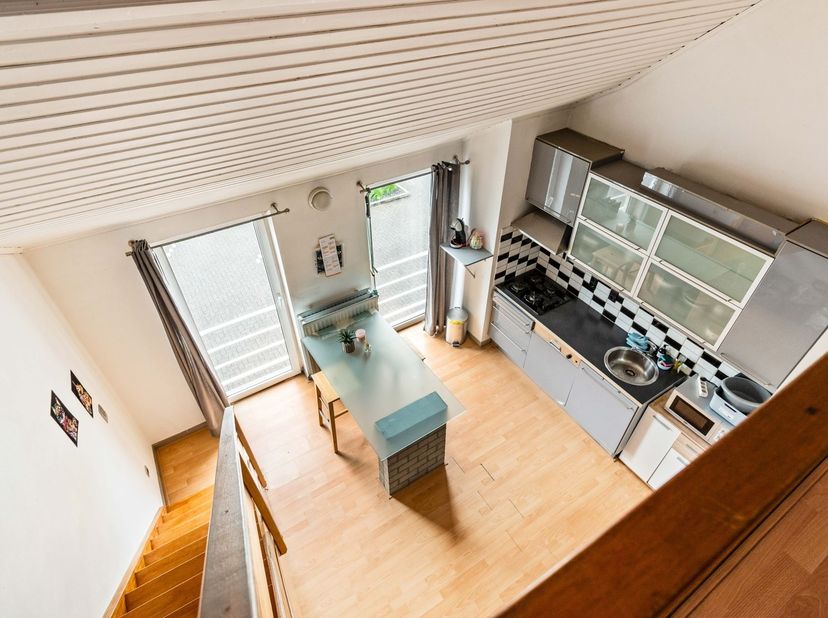 Deze woning geniet van een centrale en gunstige ligging. Op korte afstand bevinden zich het centrum van Diepenbeek, winkels, scholen en andere dagelij