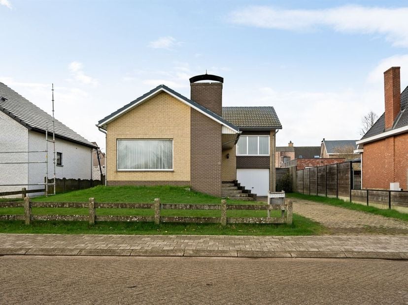 Cette charmante maison de plain-pied à rénover, située au 19 Dorpsstraat à Pulle, offre une belle combinaison d'une situation centrale et d'un environ