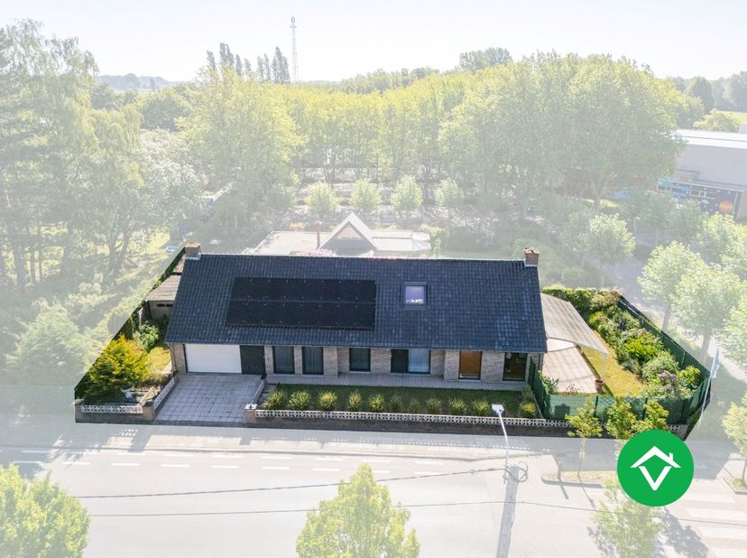 Deze woning heeft een bewoonbare oppervlakte van 331m2 en bestaat uit: oprit - ruime inkomhal met gastentoilet - lichtrijke living met parketvloer en