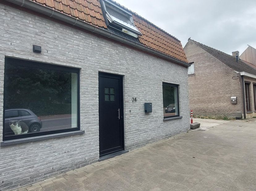 Recent gerenoveerde gezinswoning met tuin, carport, 3 slaapkamers, berging, badkamer en 2 toiletten.<br />
EPC B<br />
Adres: fortem 24, Alveringem<br