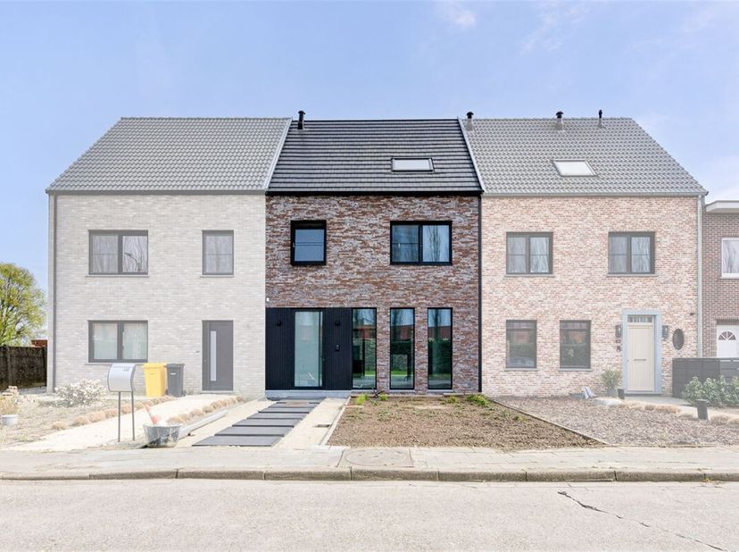 VERKOOP ONDER REGISTRATIERECHTEN! Deze knappe woning werd met kwaliteitsmaterialen en de grootste zorg afgewerkt. Op de gelijkvloerse verdieping bevin