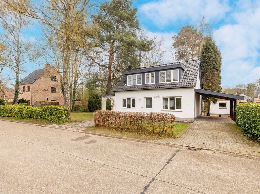 Maison rénovée sur un terrain d'environ 763 m²<br />
Disposition :<br />
Rez-de-chaussée :<br />
Hall d'entrée, espace de vie, cuisine équipée, débarr
