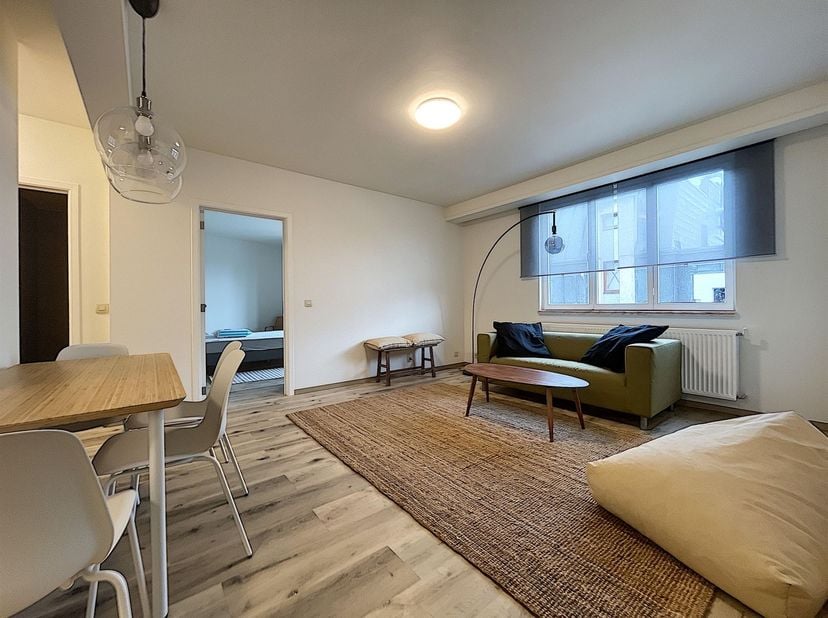Bruxelles / Quartier Sainte-Catherine : Espace Immo Brussels vous présente ce spacieux appartement meublé de ±85 m² situé au 6ème étage sur 6. Hall d'