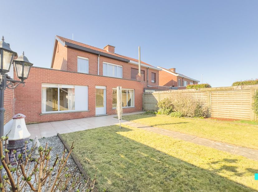 Ontdek deze gezinswoning met drie slaapkamers&amp;nbsp;en inpandige garage gelegen in een rustige en kindvriendelijke doodlopende straat te Izegem. Deze g