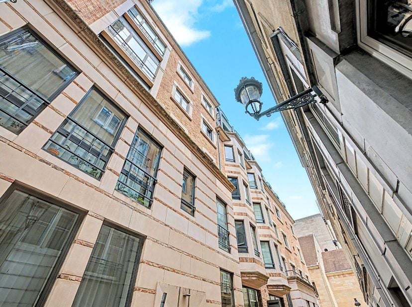 Au cur de Bruxelles, dans un quartier privilégié à proximité du Mont des Arts et du Sablon, se trouve ce charmant appartement situé au rez-de-chaussée
