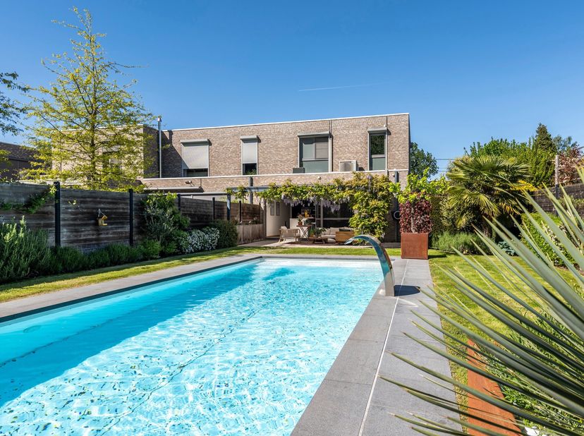 Luxueuze halfopen bebouwing met verwarmd zwembad en high-end afwerking<br />
Deze uitzonderlijk afgewerkte halfopen woning combineert hedendaags comfo