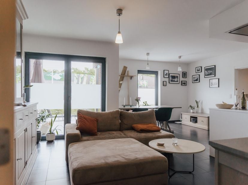 Dit gelijkvloers appartement met terras en tuin maakt deel uit van residentie Roefels-Bosch in Kuringen, vlak aan natuurgebied Tommelen en op de grens