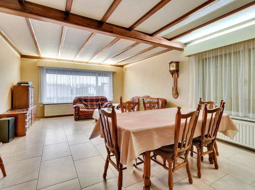 In een aangename omgeving in Wellen bevindt zich deze woning met een solide basis en tal van mogelijkheden. Dankzij de ruime en logische indeling is z