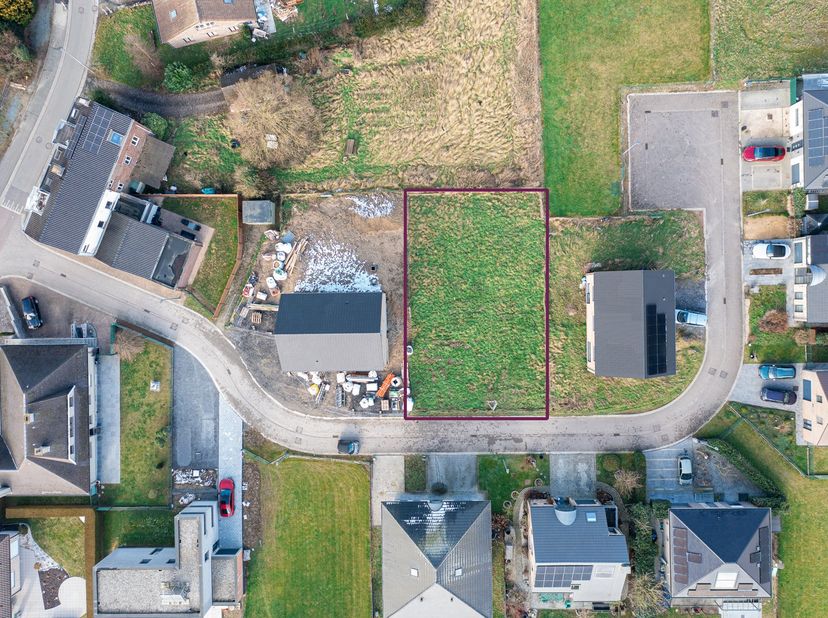 Gelegen in een doodlopende straat, doch centraal.<br />
<br />
Bouwmogelijkheden:<br />
Bouwdiepte : maximum 12m<br />
Bouwbreedte: maximaal 11m<br />