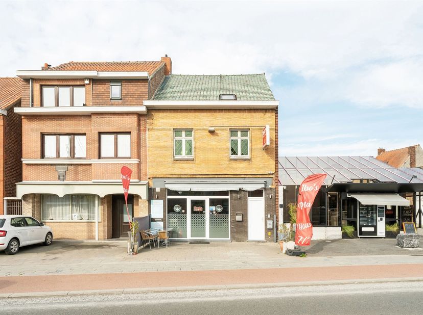 Deze ruime woning met tuin biedt tal van mogelijkheden en combineert comfortabel wonen met een bijkomend commercieel gelijkvloers.<br />
Het woongedee