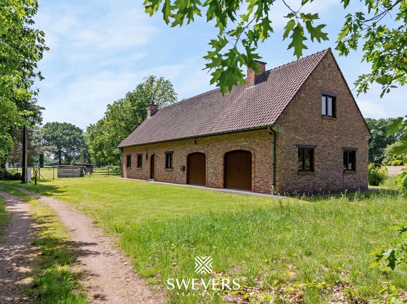 De woning heeft een bewoonbare oppervlakte van 282 m² en werd in 1994 degelijk opgetrokken in betonblokken, wat zorgt voor een stevige en duurzame con