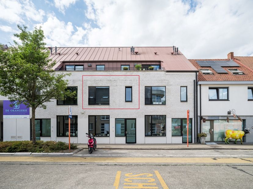 In een recente en verzorgde residentie aan de Kapellestraat in Evergem bevindt zich dit aangename assistentieappartement, waar hedendaags wooncomfort