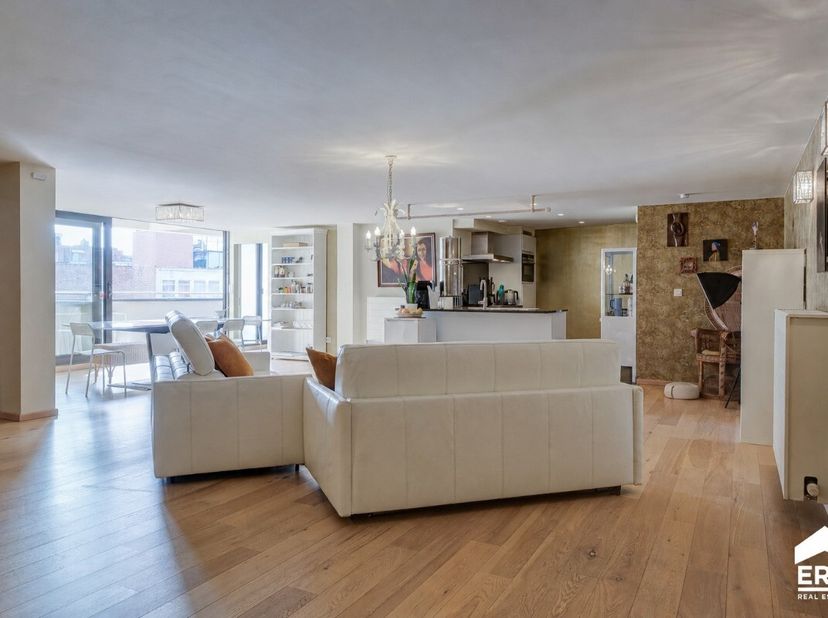 Piekfijn afgewerkt appartement met EPC A en panoramisch terras in hartje Hasselt Dit verrassend ruime appartement (160 m²) op de 3de verdieping biedt
