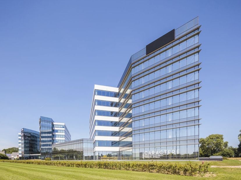 Fenomenaal gelegen kantoorruimte van 51 m² (8 werkplaatsen) te huur, langs én met visibiliteit van de E40 te Aalst.<br />
<br />
De high-end kantoren
