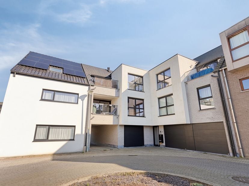 Ben je op zoek naar een instapklaar appartement in het centrum van Denderleeuw op wandelafstand van het station? Zoek niet verder! Dit appartement met
