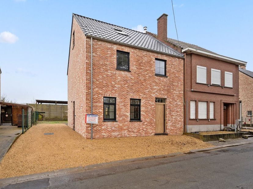 Deze nieuwbouw is gelegen in Zoutleeuw en is een prachtige halfopen bebouwing. De woning is gebouwd in 2025 en heeft een bewoonbare oppervlakte van ci