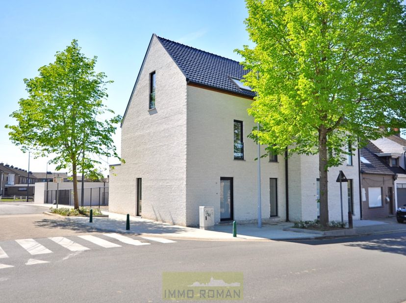 Deze moderne nieuwbouwwoning is rustig gelegen in Otegem, een deelgemeente van Zwevegem, en geniet van een uitstekende bereikbaarheid. U bevindt zich