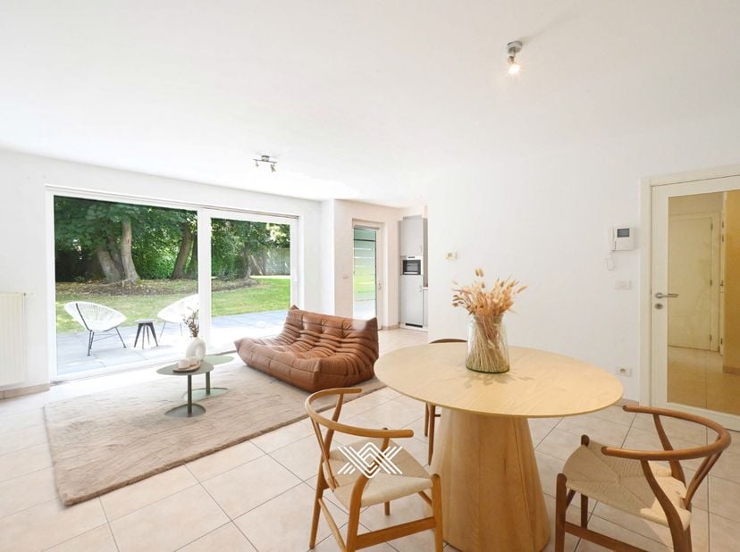 Ontdek de troeven van dit appartement tijdens één van de bezoekdagen op 7 juli of 9 juli tussen 16u en 18u? (enkel op afspraak)<br />
<br />
Dit gelij