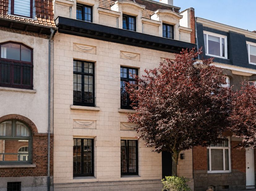 À deux pas de lAvenue Molière et de la Place Brugmann à Uccle, cette maison développe ± 260 m² bruts selon PEB et comprend trois chambres, deux salles